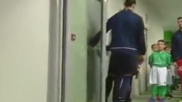 Zlatan kapıyı çalmadan içeri daldı