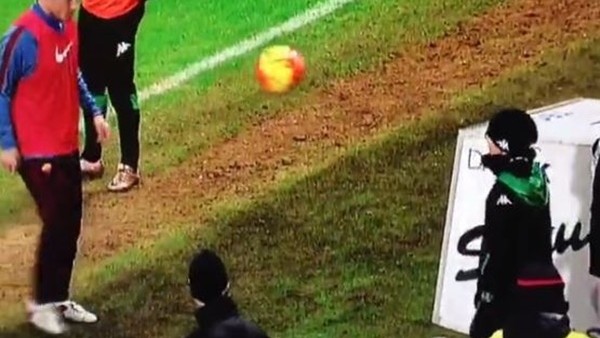 Totti ve minik Sassuolo taraftarı kenarda ısınıyor