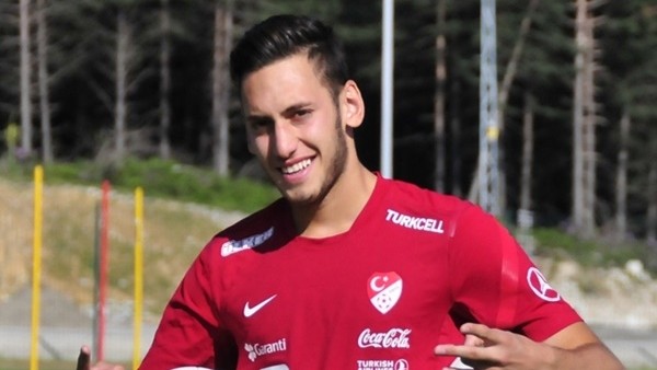 Hakan Çalhanoğlu'na ailesinden duygusal video