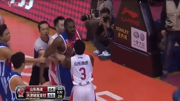 Komedi! Rakibini Kovaladı..