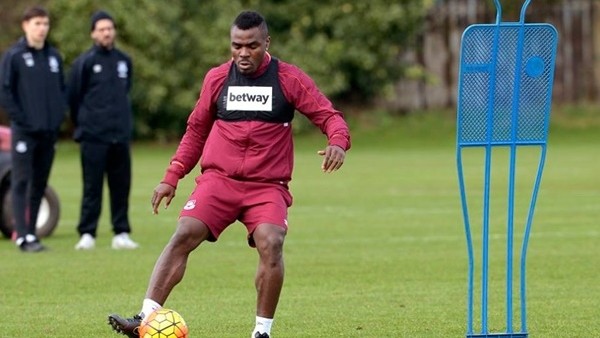 Emenike 2 kişiyi pazara yolladı