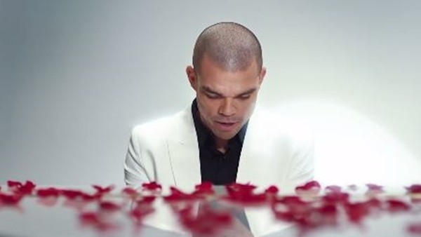 Pepe Sevgililer günü için piyano başına geçti