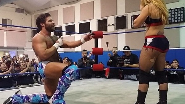 Maçın ortasında evlenme teklifi