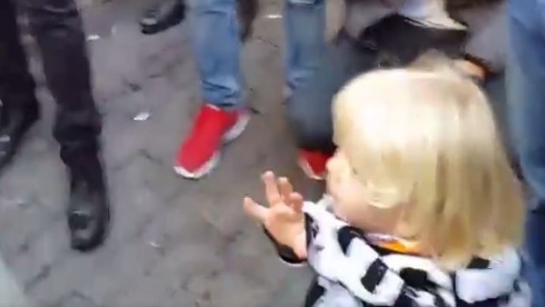 Beşiktaşlı küçük Mete taraftara üçlü çektiriyor.