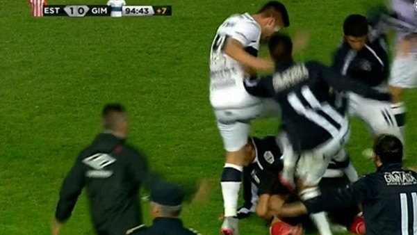 Futbolcular Tekme Tokat Birbirine Girdi