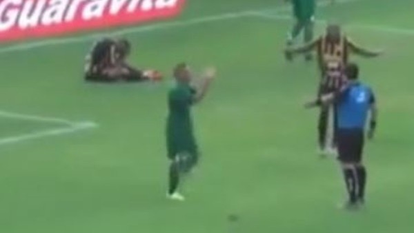 Görülmemiş olay! Hakeme sarıldı...