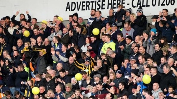 Tek başına 400 kişinin arasına daldı