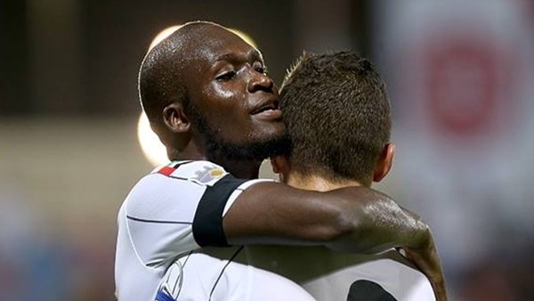 Moussa Sow kafasını kullandı