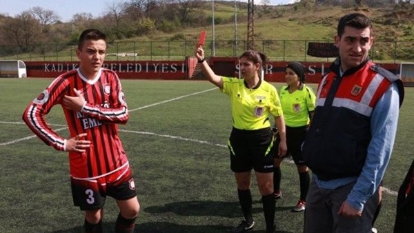 8 Kırmızı Kartın Çıktığı Maç Yarıda Kaldı