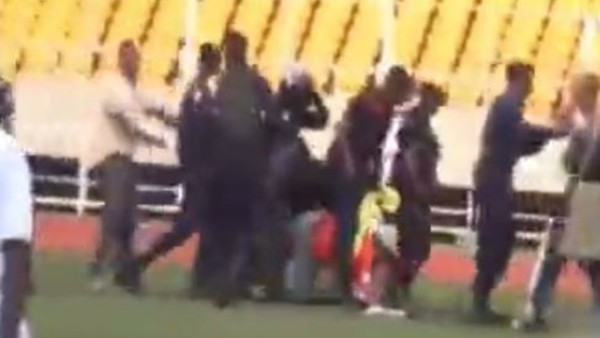 Hakemi öyle bir hale soktular ki....