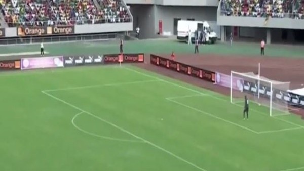 Clayton Daniels'ın kendi sahasından attığı muhteşem gol