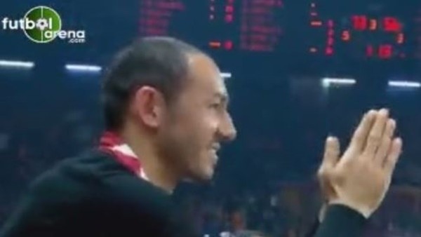 Umut Bulut taraftara alkışla karşılık verdi
