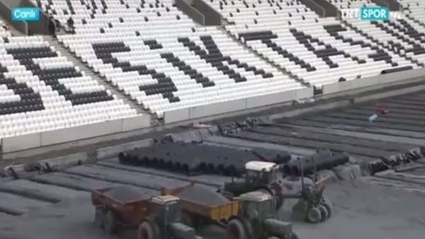 Vodafone Arena'nın zeminine kum döşenmeye başlandı