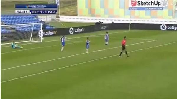 Kalecinin ortasahadan attığı enfes fol