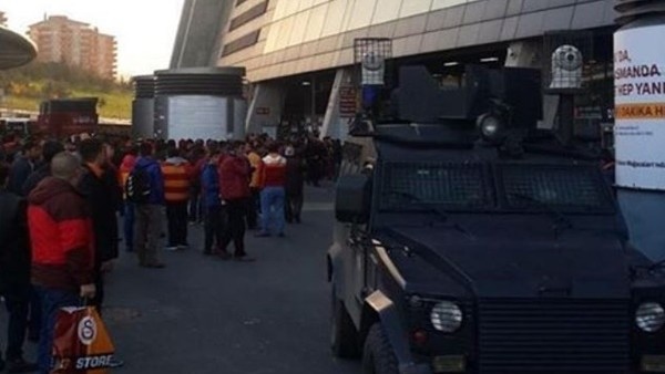 Galatasaray-Fenerbahçe karşılaşması ertelendi.