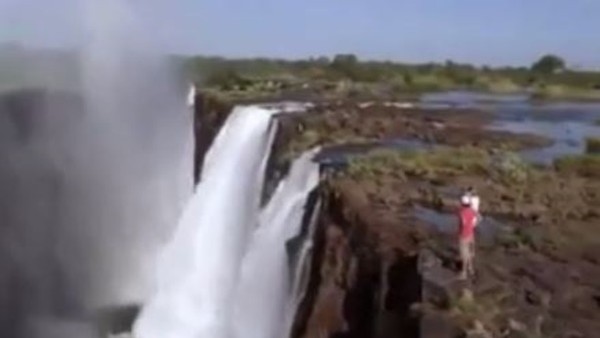 Kendini Uçurumdan Yere Bıraktı!