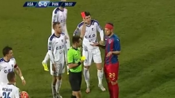 Hakem Önüne Gelene Kırmızı Kart Gösterdi