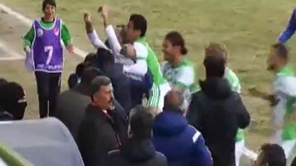 Adem Gökçe'nin Amedspor'a orta sahadan attığı enfes gol