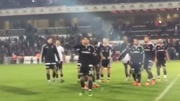 Necip Uysal maç sonu taraftarlara üçlü çektirdi