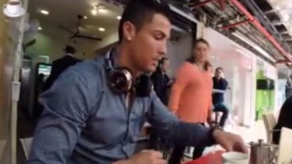 Cristiano Ronaldo Fotoğraf Çektirmekten Çay İçemedi!