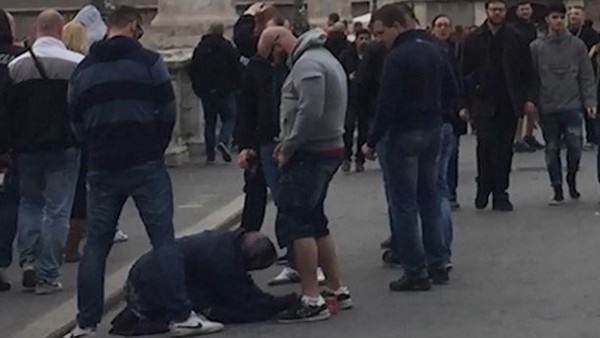 Sparta Prag taraftarları dilenci kadının üzerine işedi 