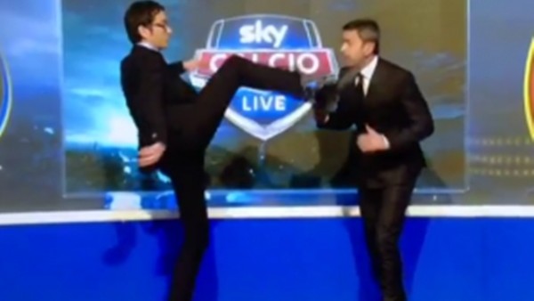 Efsane oyuncu canlı yayınnda tekme yedi!