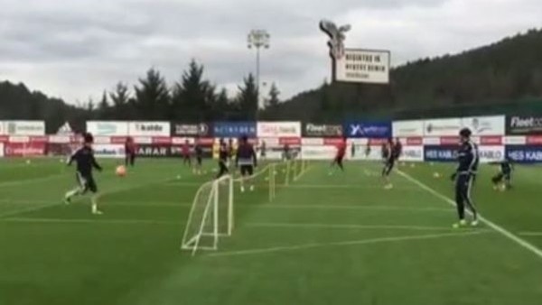 Beşiktaşlı Futbolcular Ayak Tenisi Oynadı