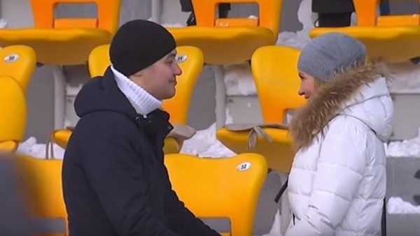 Tribünde evlenme teklifi!