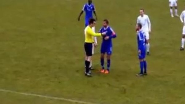 Hakem futbolcunun üzerine yürüdü