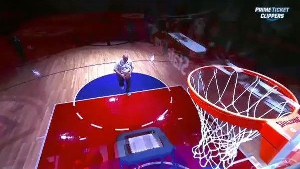 Ünlü iş adamı trambolin ile smaç bastı