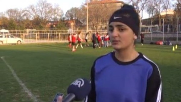 Genç Kız Futbolcunun Milli Gururu