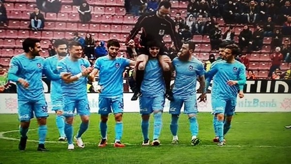 Salih Dursun hakemi omuzlarında taşıdı