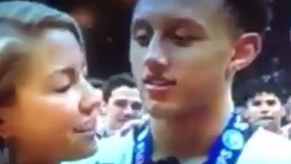 Güzel spiker genç oyuncunun aklını aldı!