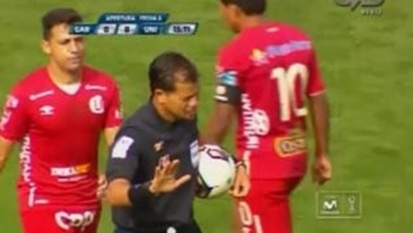 Bomba patladı, hakem maçı tatil etti