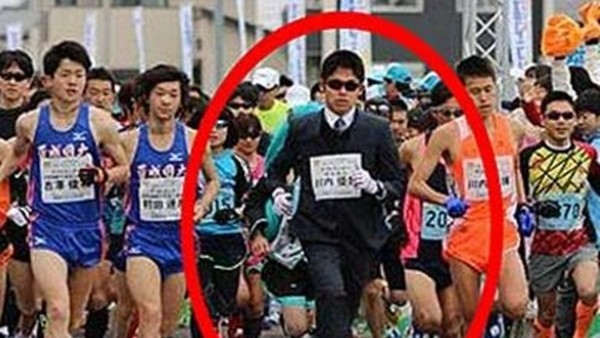 Takım Elbisesini Giydi Ve Rekor Kırdı!