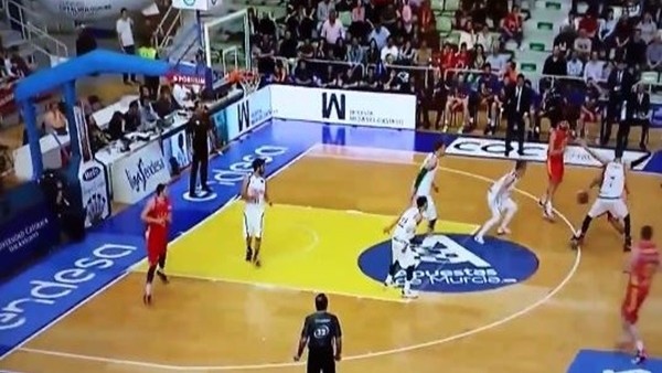 Campazzo, Nachbar'ı rencide etti