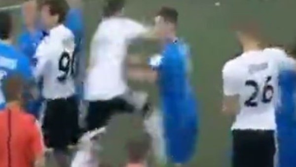 Yumruk yumruğa kavgaya 3 kırmızı kart çıktı!