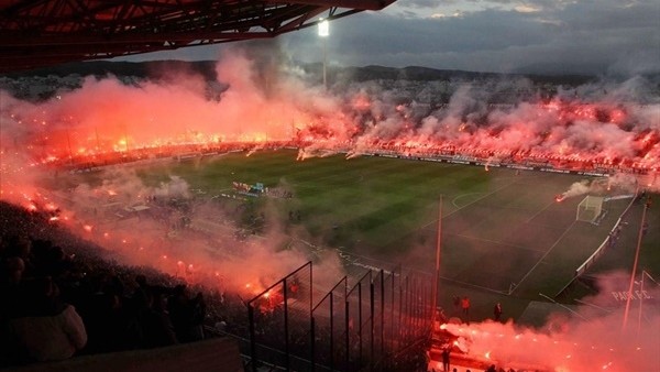 Meşale Şovu Maçı Tatil Etti