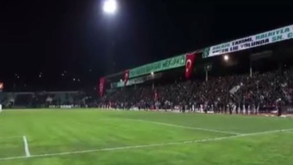 Kocaelispor taraftarından ışıklı Meksika Dalgası