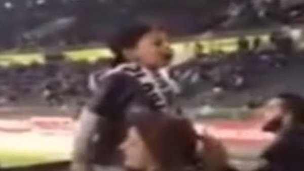 Küçük taraftar tribünleri ateşledi!