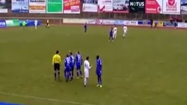 Öfkeli hakem hıncını futbolcudan çıkardı!