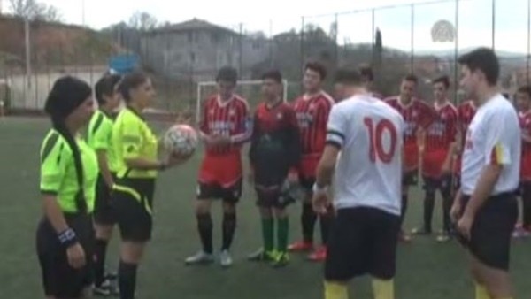 Yeşil Sahanın Ve Parke Salonun Kadın Hakemi