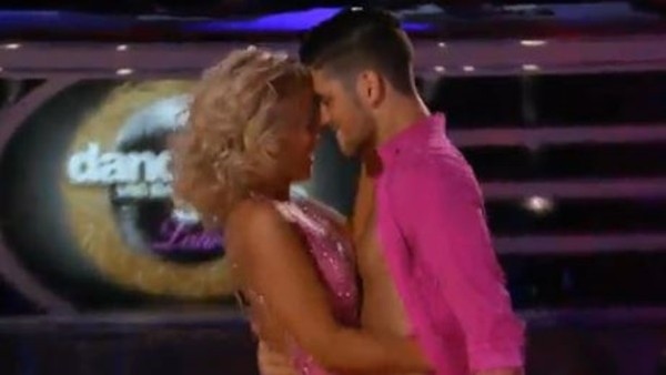 UFC Dövüşçüsünden Muhteşem Dans!