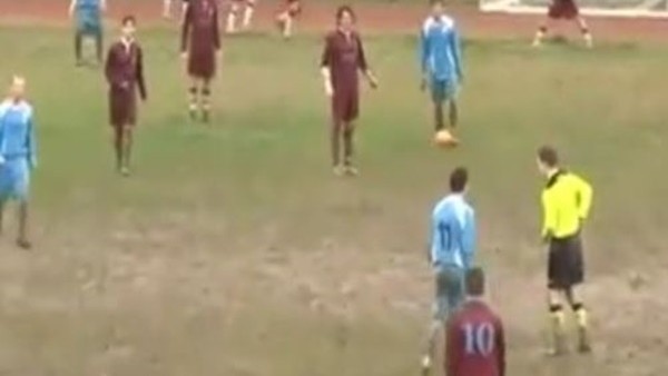 Futbolcudan Hakeme Tekme