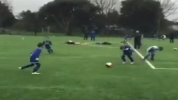 7 yaşındaki futbolcudan akıl dolu gol