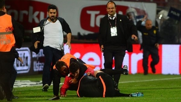 Hakeme saldıran taraftarın tribünden atladığı an