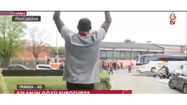 Stephane Lasme taraftarlarla üçlü çektirdi