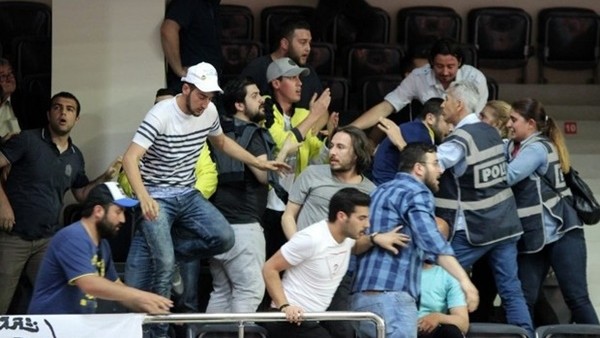 Fenerbahçe - Galatasaray maçında çıkan olaylar
