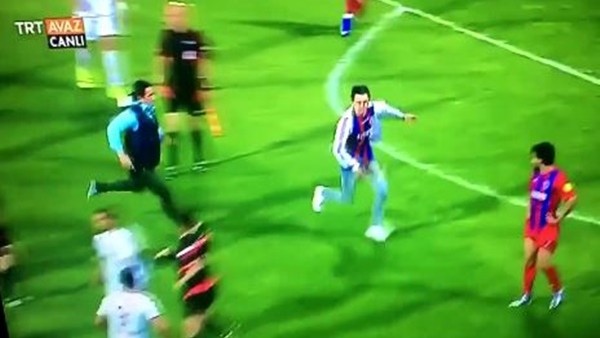 Futbolcudan taraftara uçan tekme