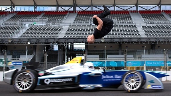 Formula 1 aracı üzerinden atladı